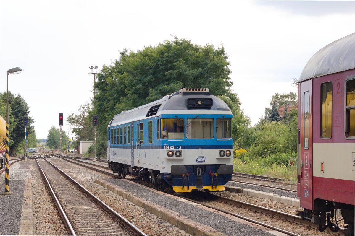 854 031 rangiert am 28.08.2021 im Bahnhof Středokluky, um wenig später mit Os 9783 Cyklohráček. Zlonice - Praha hl.n. vereinigt zu werden.