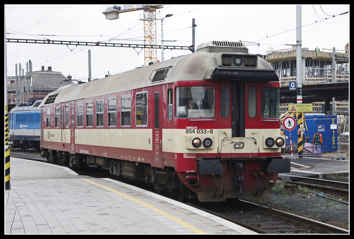 854 033 fährt am 26.11.2018 in Brno hlavni nadrazi am Bahnsteig 2 ein.