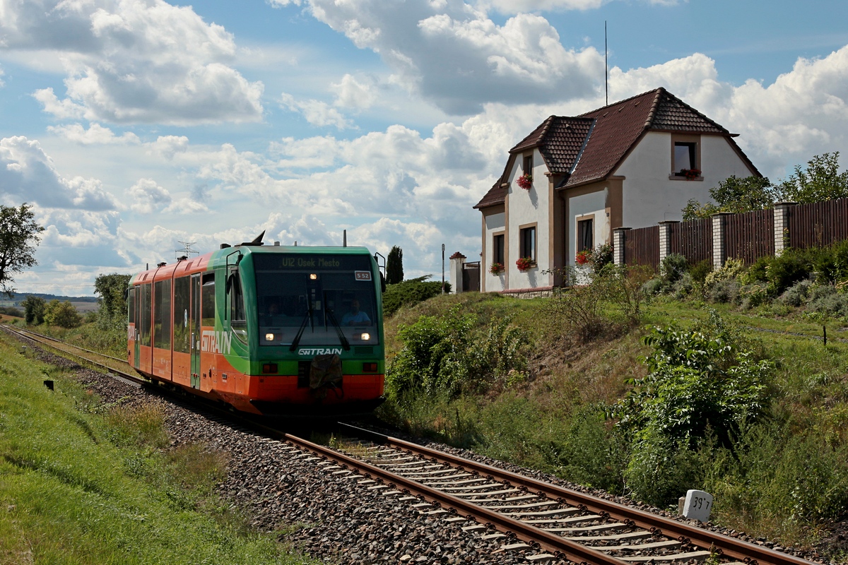 854 046 von GWTR, im Einsatz bei Die Länderbahn CZ, am 02.09.2020 vor Hp Opočno u Loun als Os6710 (Rakovnik - Osek město)