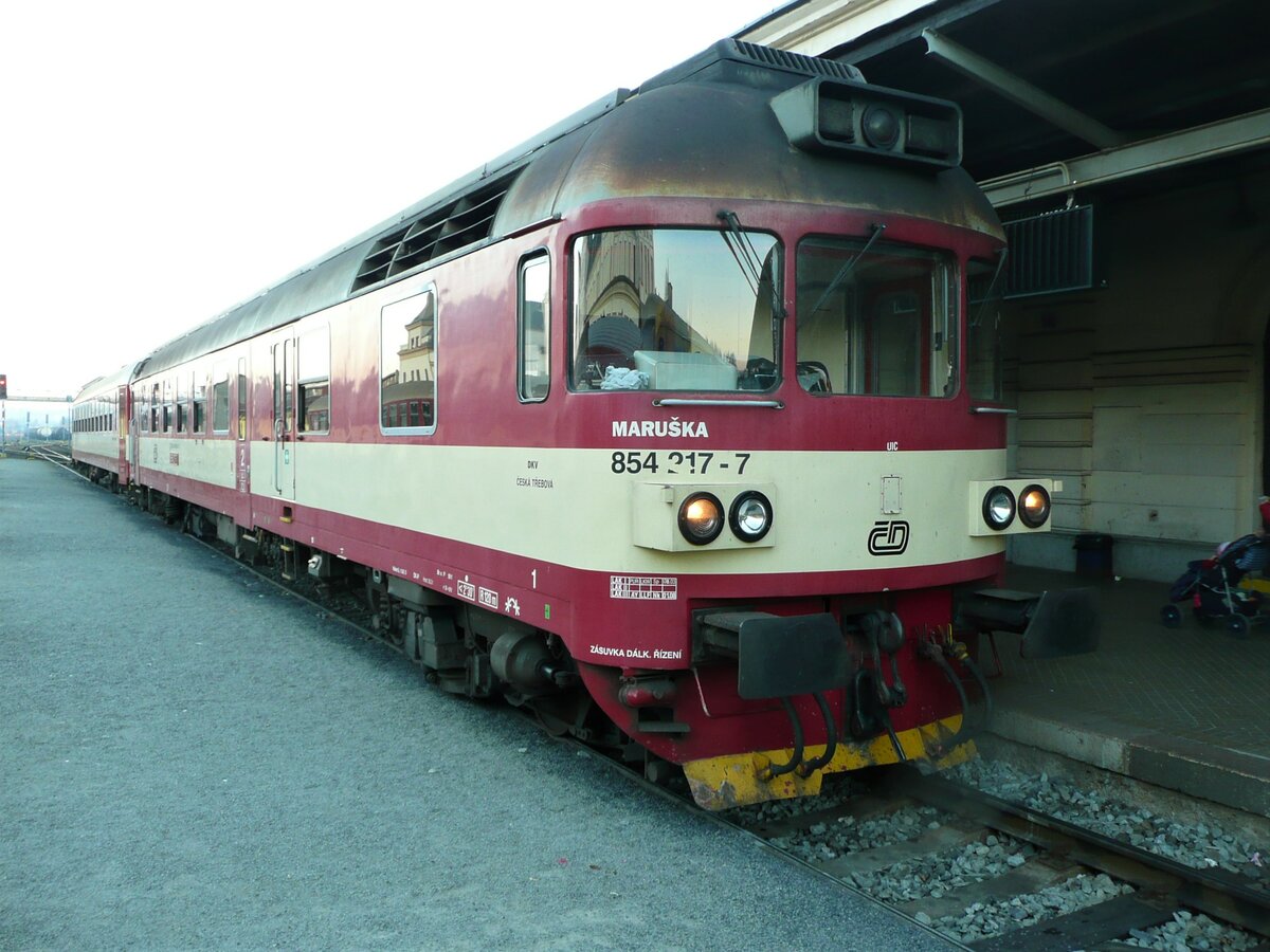 854 217 als Schnellzug Liberec- Usti n. L. fotografiert am 20.04. 2011 im Bahnhof Liberec 