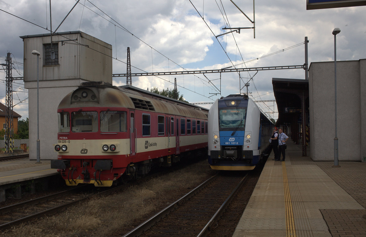 854 225-0 aus Rumburk fährt in Kolin ein. 661 107-3 (Regio Panter) wartet , wenig verspätet auf die Ausfahrt nach Praha hln.10.06.2017 13:25 Uhr.