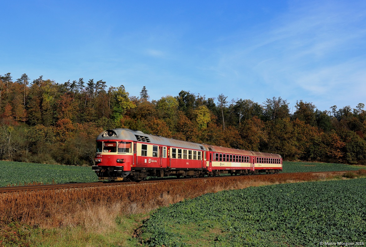 854.021 mit den R1248 Praha hl.n. - České Budějovice unterwegs bei Lochovice, 26.10.2019