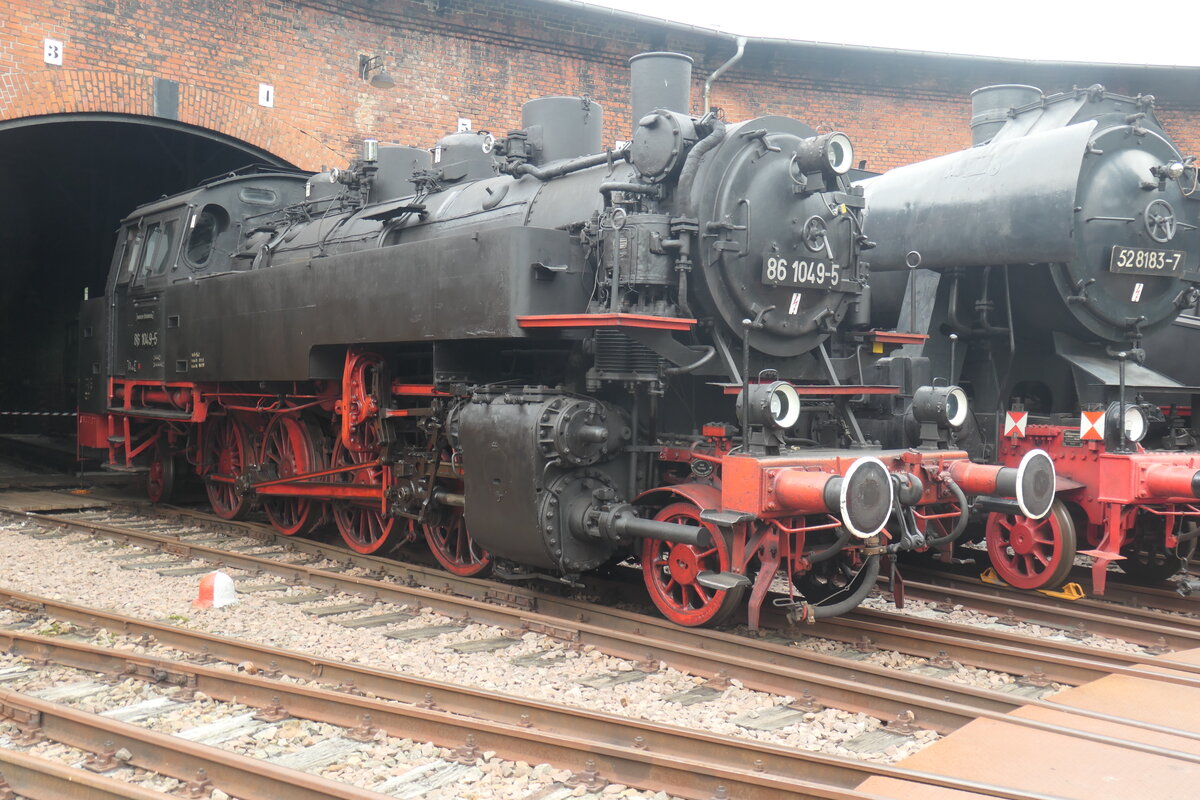 86 1049 steht zum Tag der Schiene am 20.09.2026 ausgestellt vor dem Rundschuppen beim Bw Schwarzenberg (Erzgebirge), heute Sitz vom Verein S�chsischer Eisenbahnfreunde e. V., Schwarzenberg (Erzgebirge) 