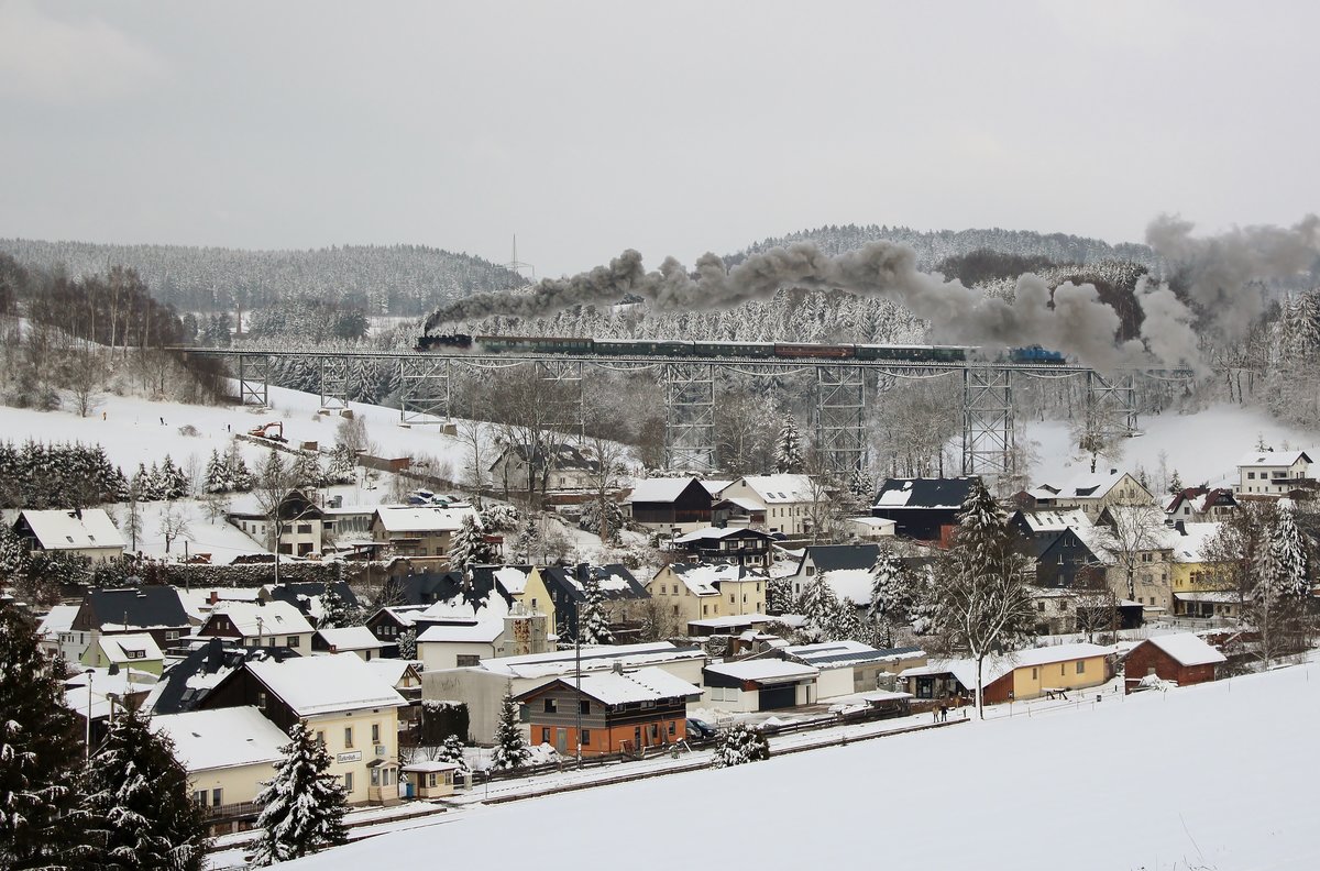 86 1333-3 fuhr am 15.12.18 den Lichterfahrt von Schwarzenberg nach Schlettau. Hier ist der Zug in Markersbach auf dem Markersbacherviadukt zu sehen.