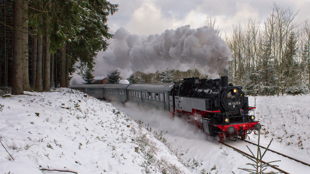 86 1333-3 hat bei ihrer Fahrt zwischen Grünbach und Muldenberg ganz schön zu kämpfen. Aufnahmedatum 9. Dezember 2017. 