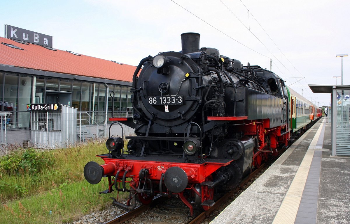 86 1333-3 mit Sonderzug am 14.07.2018 in Greifswald Hbf. Links der umgebaute alte Güterschuppen zum Kulturbahnhof. 