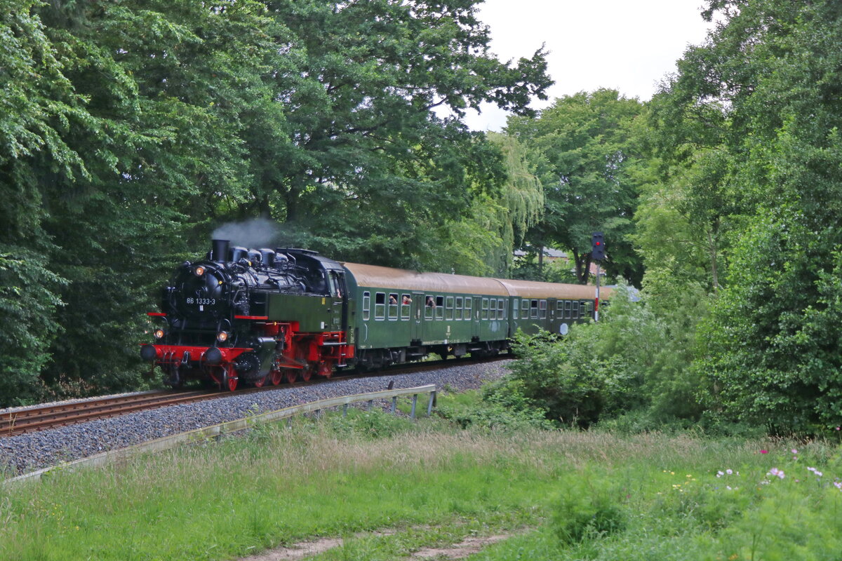 86 1333-3 der Press machte sich am 28.7.23 auf dem Weg nach Lauterbach Mole über das bekannte Dreischienengleis des Rasenden Rolands. Im Rahmen einer Plandampfsonderfahrt wurden am letzten Juli Wochenende jeweils abwechselnd ein Park mit Dampf und Diesellok sowie 2 Ferkeltaxen auf der Strecke von Lauterbach Mole zur Inselhauptstadt Bergen eingesetzt. 