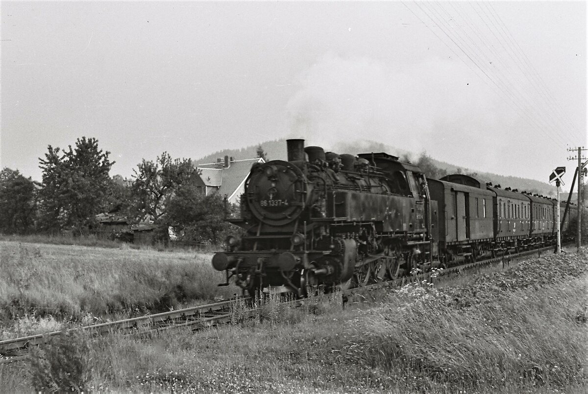 86 1337 mit Personenzug Löbau im August 1975, fotografiert im Bahnhof Hainewalde