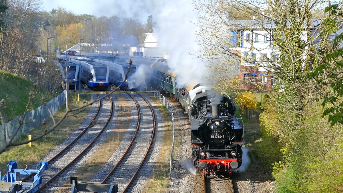 86 1759 der Pressnitztalbahn mit einem Sonderzug von Seebad Heringsdorf nach Zinnowitz bestehend aus Halberstädter Mitteleinstiegswagen zwischen Seebad Heringsdorf und Heringsdorf Neuhof.
Aufgenommen im April 2022.