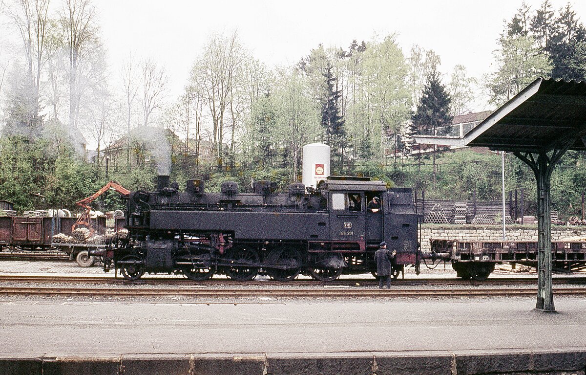 86 201 mit Niederbord-Wg. im Bhf.  