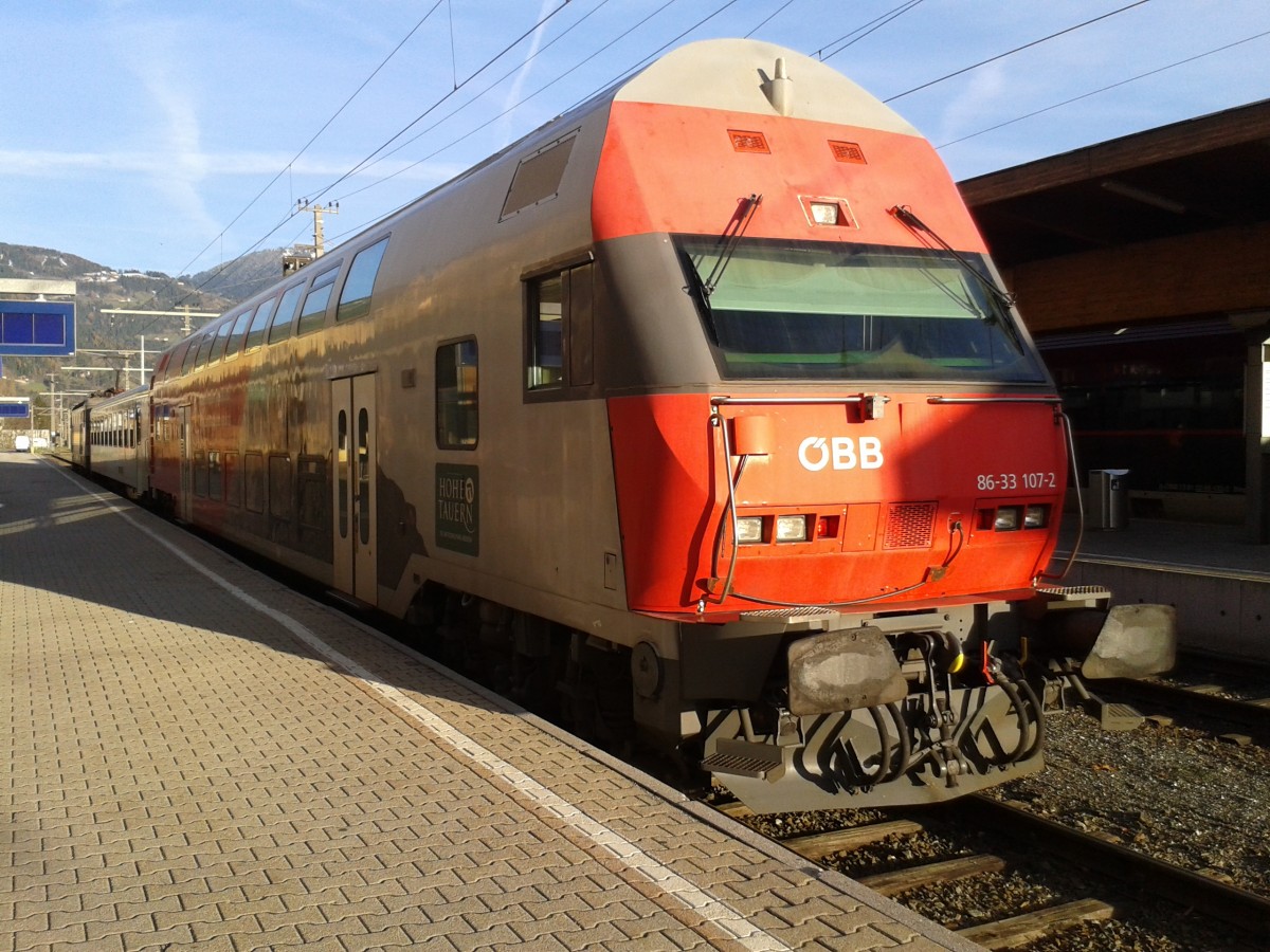 86-33 107-2 der Autoschleuse Tauernbahn war 2014 eine Zeit lang für die REX-Züge von Lienz nach San Candido/Innichen eingeteilt. Hier zu sehen am 20.11.2014 in Lienz.