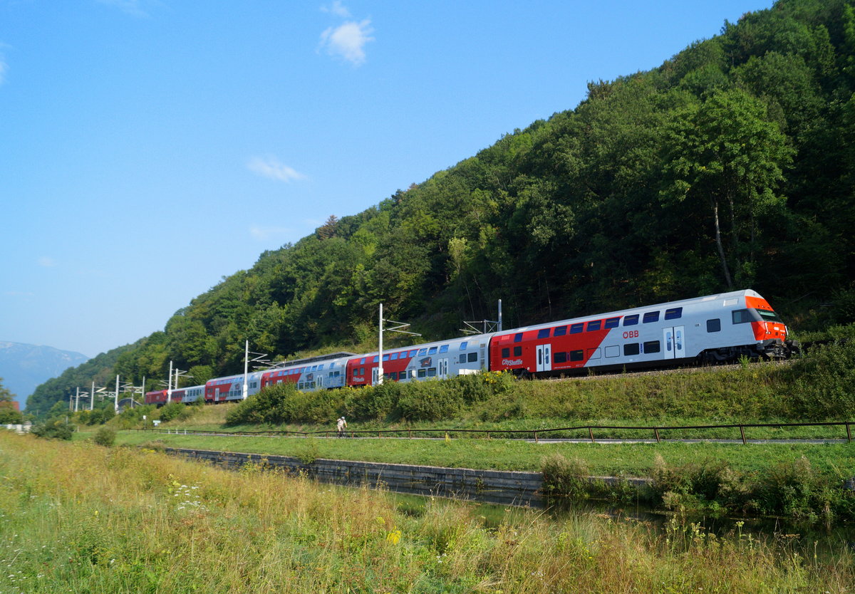 86-33 109-8 führt den von 1116 262 geschobenen R 2322 (Payerbach-Reichenau - Wien Floridsdorf) am Schwarzakanal in Schlöglmühl vorbei, 27.08.2019.