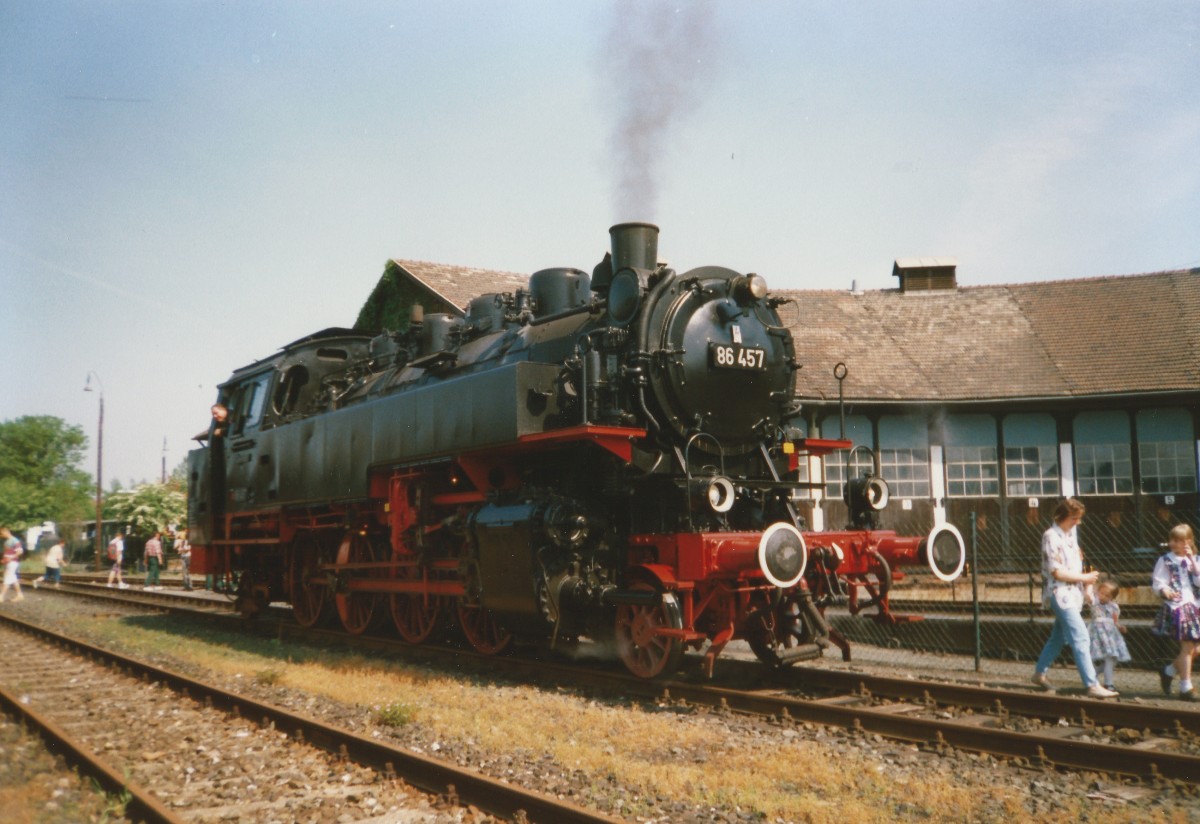 86 457 rangiert am 21.05.1997 in Neuenmarkt Wirsberg. Im Hintergrund der Lokschuppen mit der Segmentdrehscheibe.