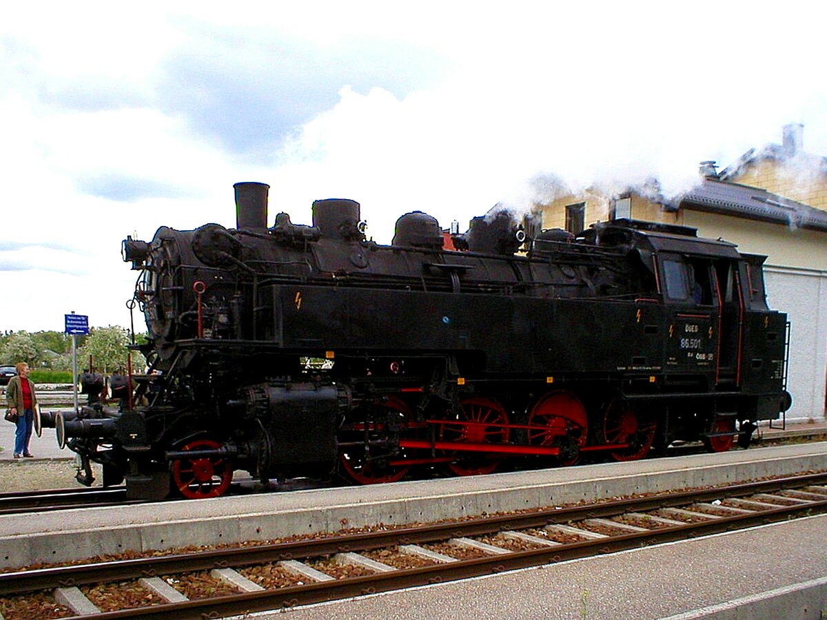 86-501 legt am Bhf. Ried einen kurzen Stopp ein (Bildscan); 040508