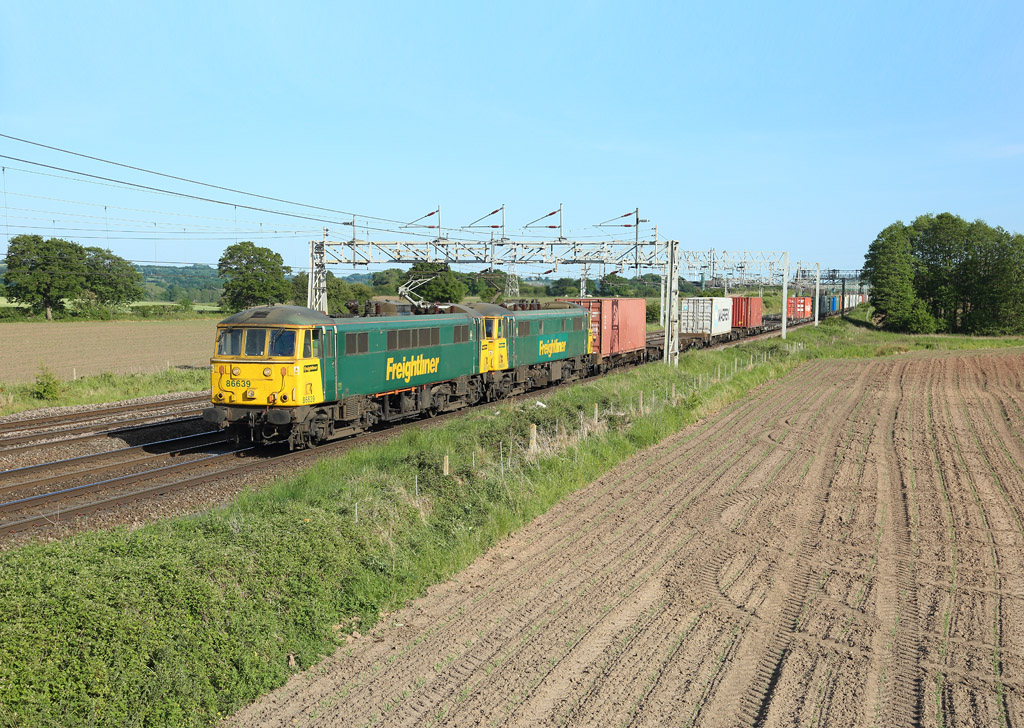 86639 & 86604 pass Chorlton whilst hauling 4M87 from Felixstowe to Trafford Park,28 May 2020