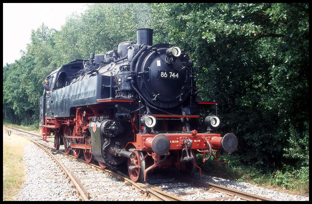86744 wendet hier am 4.7.1999 in Schwegermoor. Die Mindener Museums Eisenbahn hatte allerdings nur kurzzeitig Freude an ihr; denn bei einem Weichen Missgeschick in Preußisch Oldendorf wurde die Lok wenig später beschädigt und der Einsatz auf der Wittlager Kreisbahn war schnell zu ende und wurde von MEM auch nicht mehr aufgenommen.