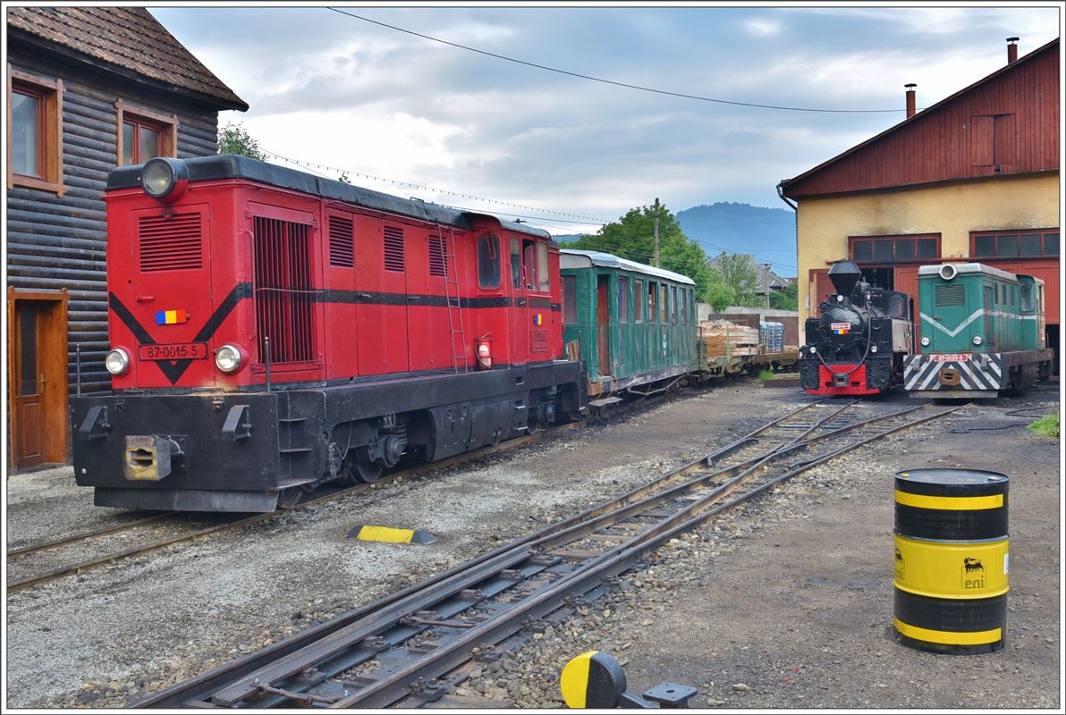 87-0015-5 bespannt den Produktionszug am 13.06.2017 für die Fahrt ins Wassertal. (13.06.2017)