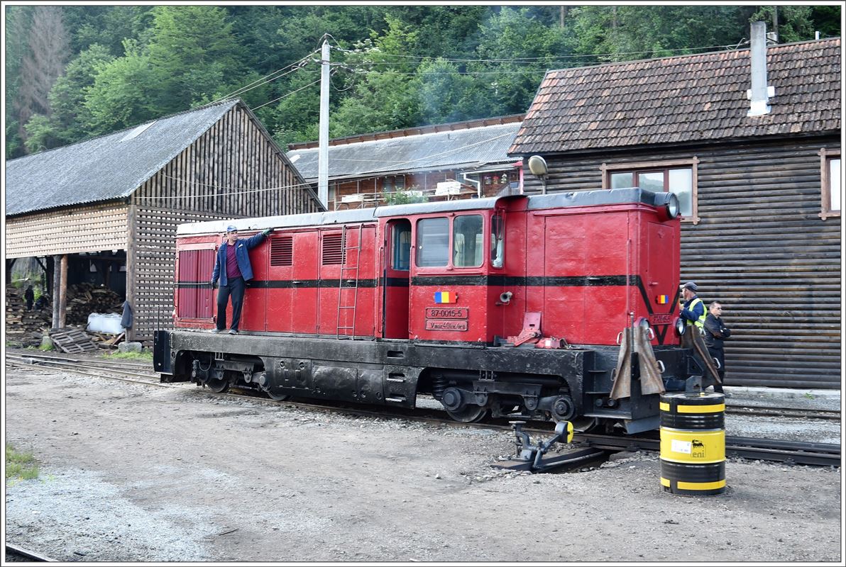 87-0015-5 fährt an diesem Montag Morgen den Produktionszug ins Wassertal nach Comanu km 43.5 Vorne an der Lok hängen zwei Aufgleisbleche, die im Falle einer Entgleisung zum Einsatz kommen. Wir haben sie nicht gebraucht. Viseu de Sus. (12.06.2017)