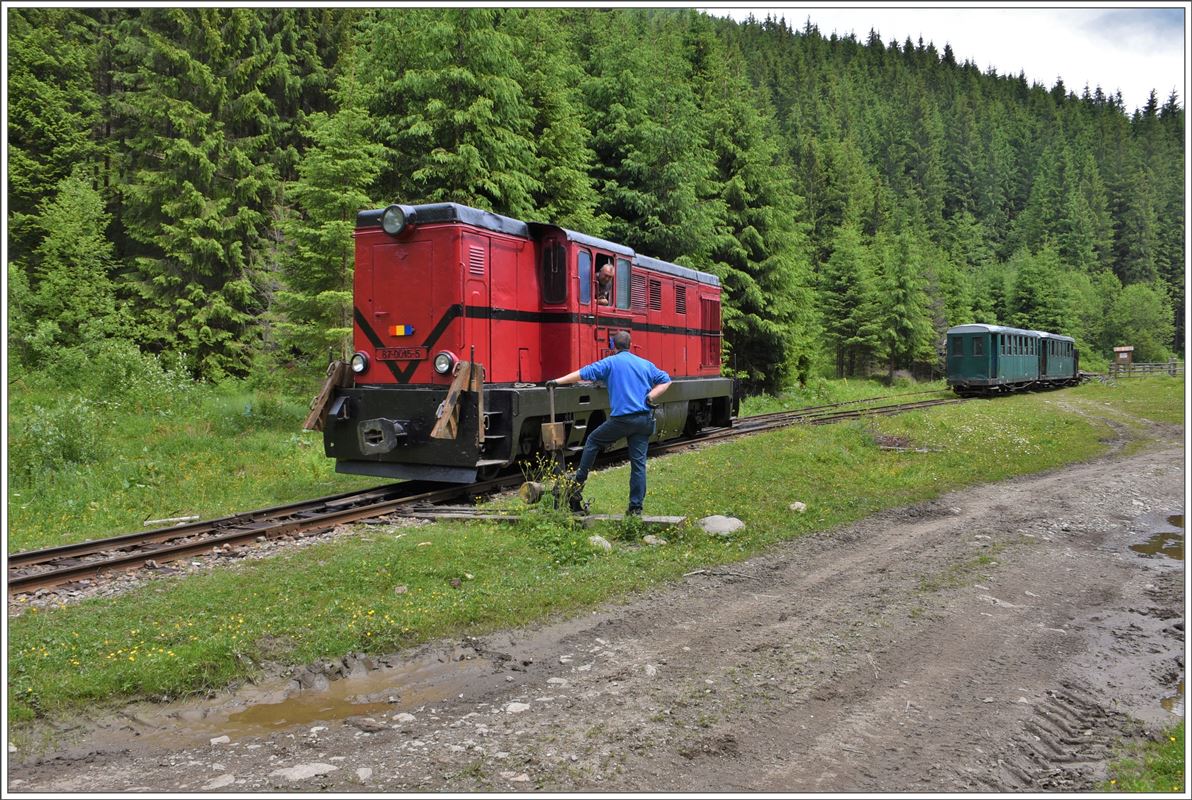 87-0015-5 setzt sich für die Rückfahrt nach Viseu de Sus ans andere Zugsende. Das Ganze dauert wenige Minuten, eine Bremsprobe gibt es nicht, denn eine Luftleitung gibt es nicht. (12.06.2017)