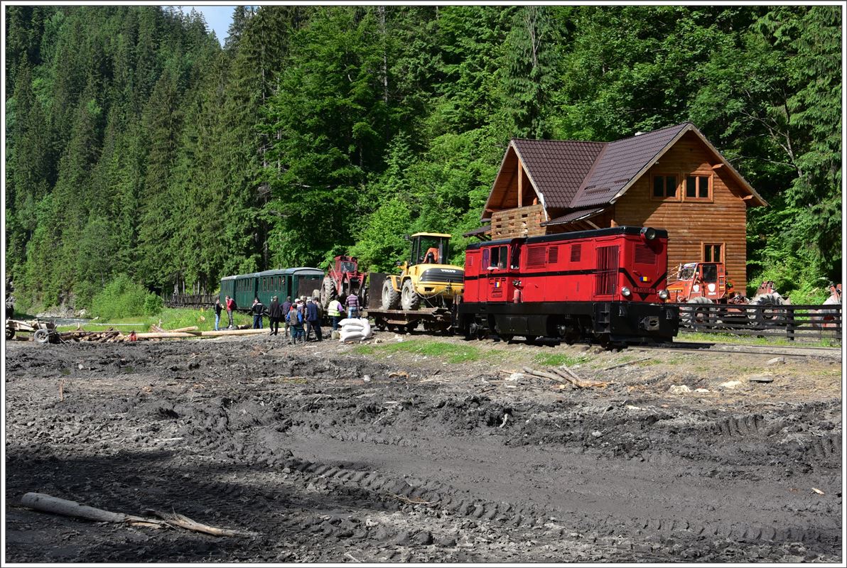87-0015-5 übernimmt noch einen zweiten Pneubagger, der wegen seiner Höhe die Tunnels unterhalb dieser Station nicht passieren konnte. (12.06.2017)