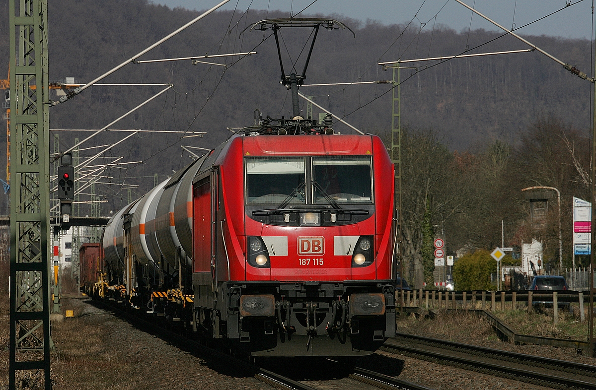 87 115 mit einem gemischten Güterzug bei Braubach am 19.03.2022