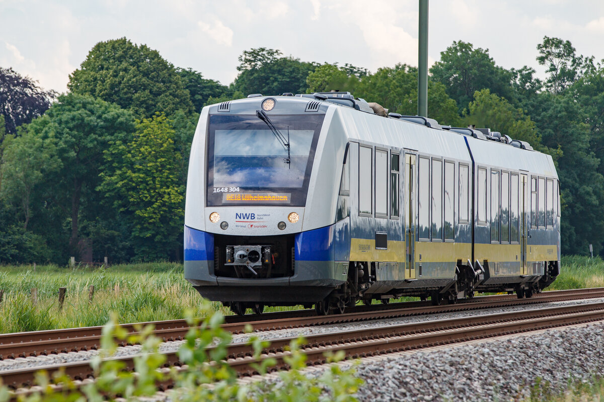 8.7.2021 - bei Idagroden - Nordwestbahn VT 1648 304 RE 19 von Bremen nach Wilhelmshaven