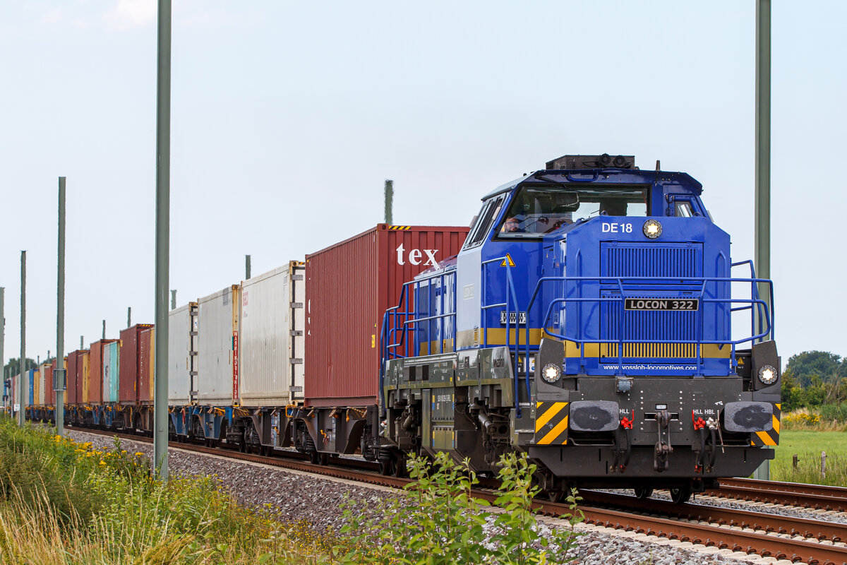 8.7.2021 - Idagroden an der Strecke Wilhelmshaven - Varel. LOCON 322 mit einem Containerzug südwärts fahrend