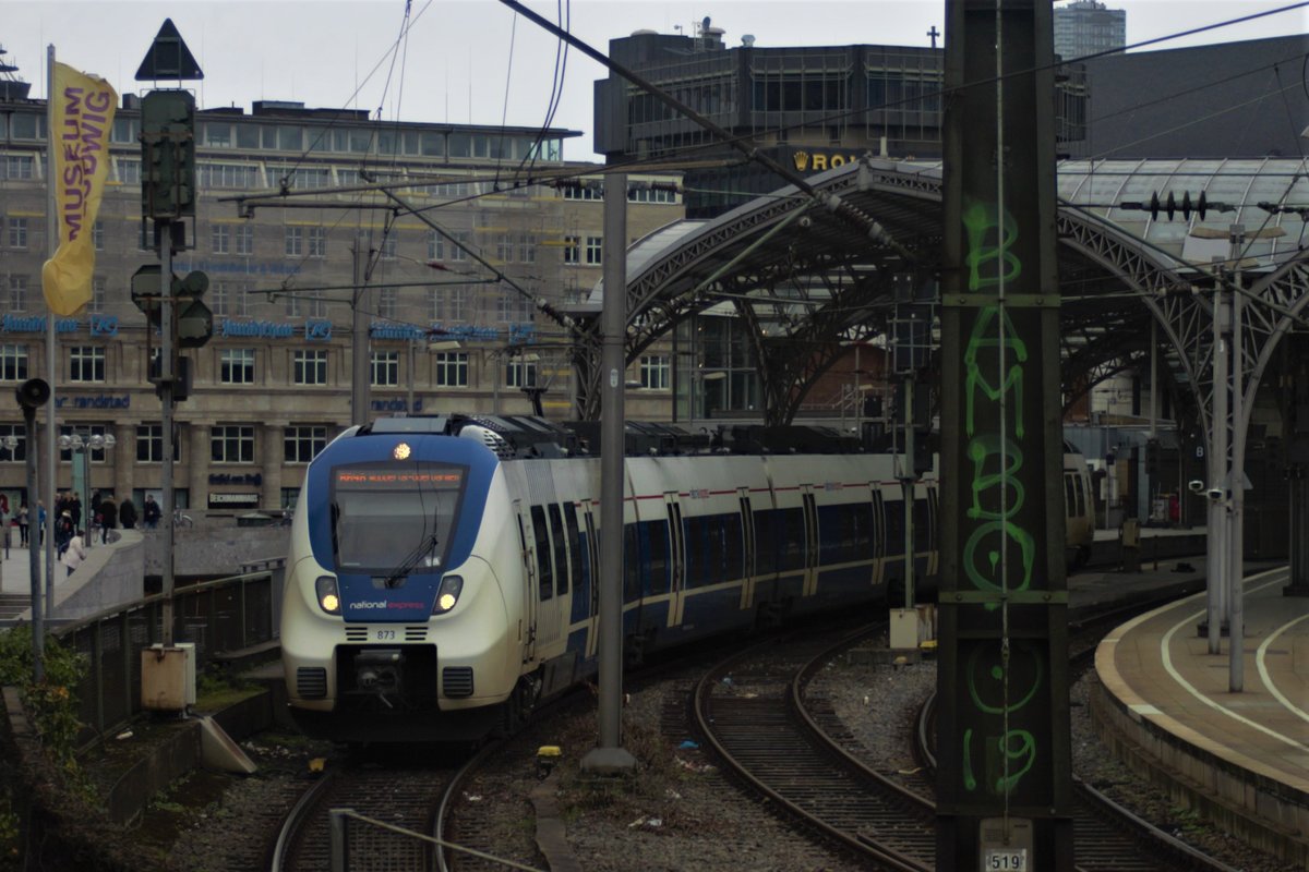 873 des Bahnunternehmens National Express bei der Ausfahrt am Hbf Köln in Richtung Köln Messe/Deutz, 08.03.2020