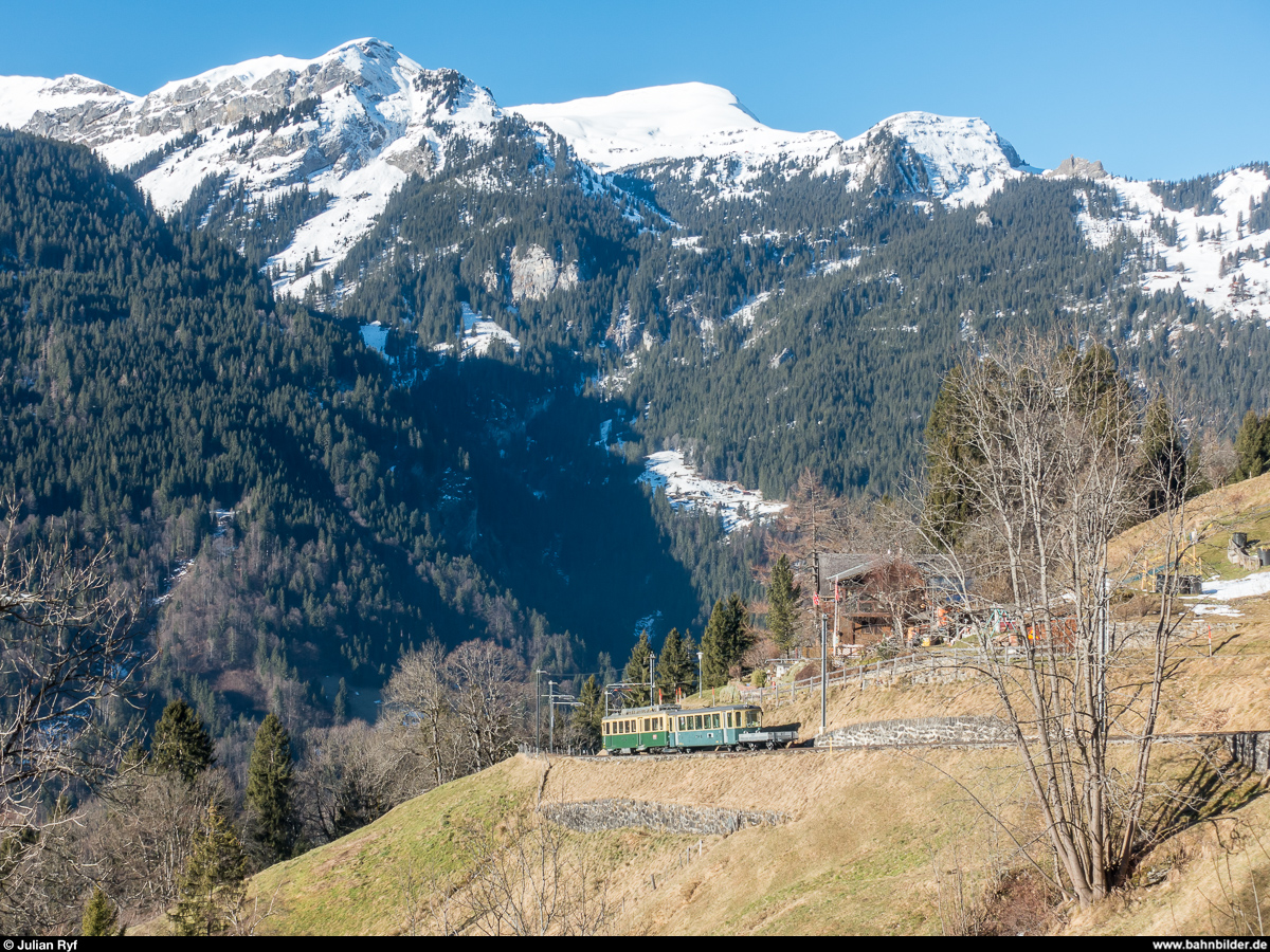 88. Lauberhornrennen am 13. Januar 2018 - Hochbetrieb bei der Wengernalpbahn. BDhe 4/4 109 unterhalb Wengen.