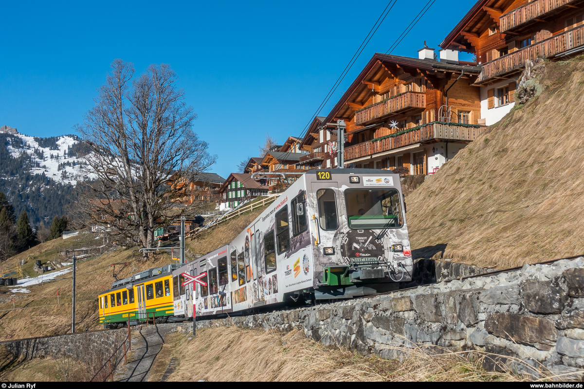 88. Lauberhornrennen am 13. Januar 2018 - Hochbetrieb bei der Wengernalpbahn. BDhe 4/4 120 mit Gelenksteuerwagen bei Wengen.