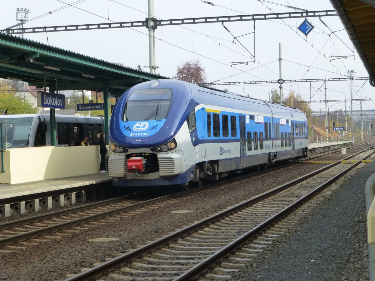 884 018-2 fhrt als Os 7380 in den Bahnhof Sokolov ein.(23.10.2013)