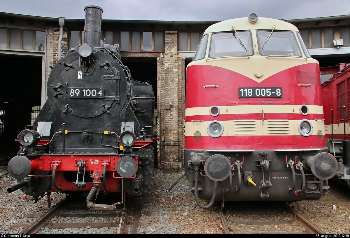 89 1004 der Traditionsgemeinschaft Bw Halle P e.V. und 228 505-4 (118 005-8 | DR V 180) DB stehen anlässlich des Sommerfests unter dem Motto  Diesellokomotiven der ehemaligen DR  vor dem Ringlokschuppen des DB Musems Halle (Saale).
[25.8.2018 | 12:18 Uhr]