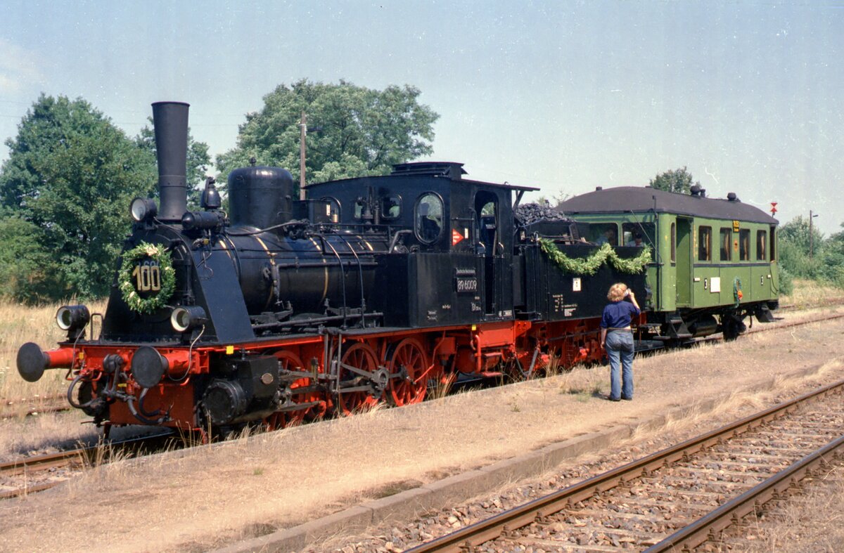 89 6009 zu ihrem 100. Geburtstag im Jahr 2002 im Bahnhof Dürröhrsdorf zu einer Sonderfahrt auf der Bahnlinie Pirna - Arnsdorf, als man dort noch regulär Eisenbahn fahren konnte.
