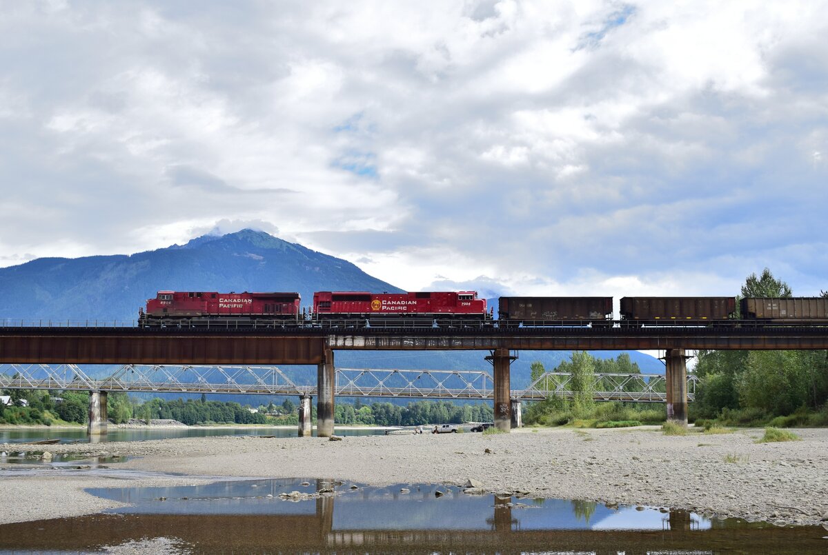 8904 und 7004 ziehen einen Kohlezug über den Columbia River in Richtung Revelstoke und weiter nach Golden.

Revelstoke 27.08.2022

