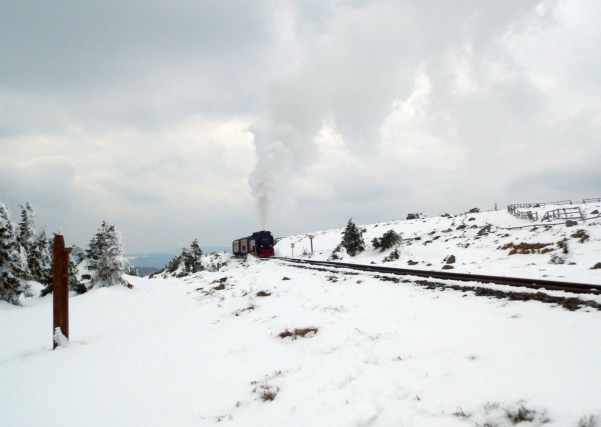 8920 mit 99 7240 hat am 02.04.2018 fast die Bahnhofseinfahrt Brocken erreicht,die Teufelskanzel hat er schon passiert.
Im Hintergrund deutet sich schon der nächste Wetterwechsel an.