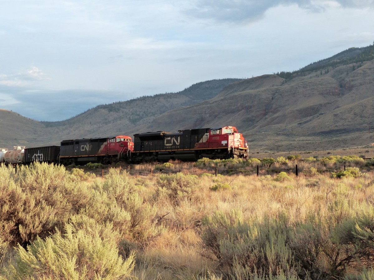 8938 und 2438 der CN am 02.09.2013 mit einem Gterzug bei Juniper Beach in Richtung Osten.