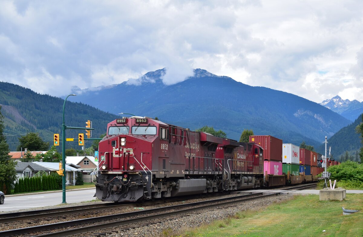 8952 und 8118 ziehen einen Containerzug aus Richtung Kamloops durch Revelstoke weiter Richtung Golden.

Revelstoke 27.08.2022
