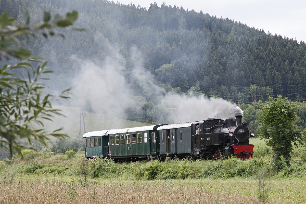898.01 mit Zug GT61 bei Pöckstein - Zwischenwässern am 2.08.2015.