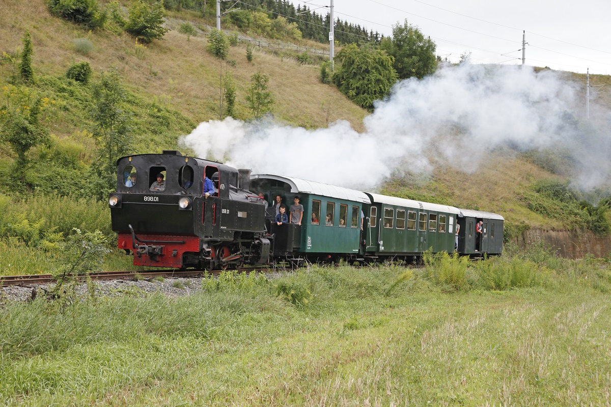 898.01 mit Zug GT64 bei Pöckstein-Zwischenwässern am 2.08.2015.