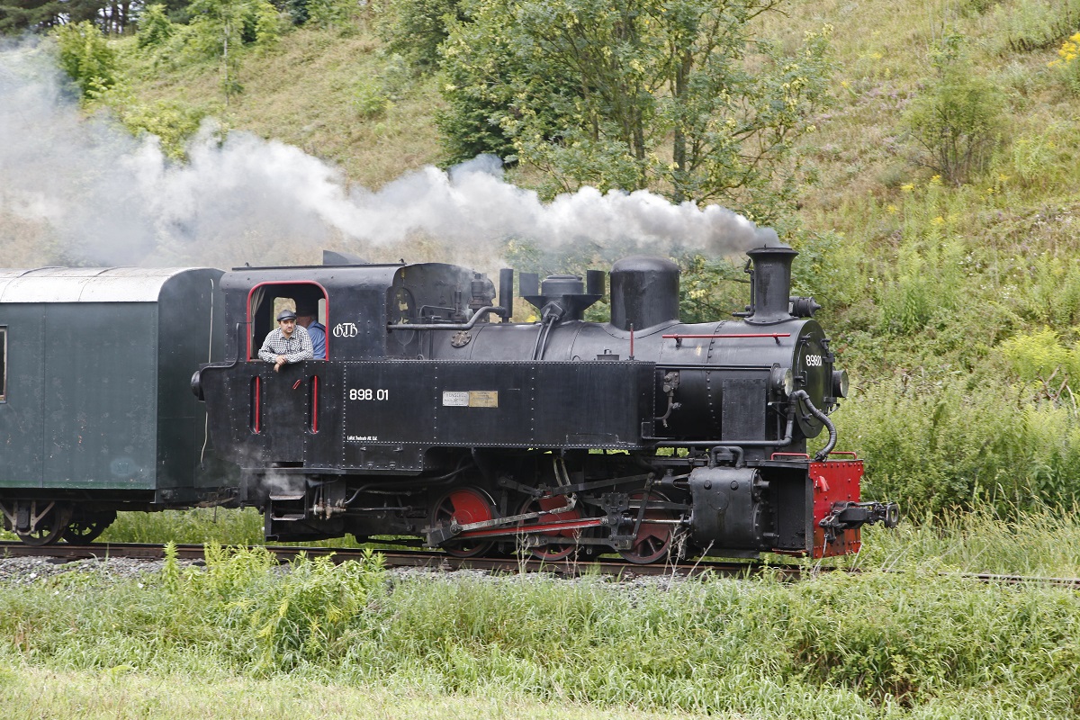 898.01 in voller Fahrt bei Pöckstein - Zwischenwässern am 2.08.2015.