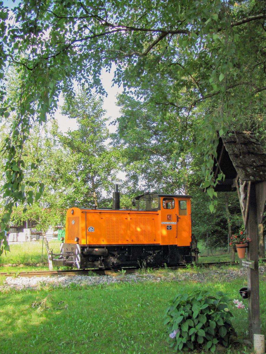 8.Juli 2012 .. 
Lok D6 der Stainzer Lokalbahn erstrahlt in gleißendem Orange. 