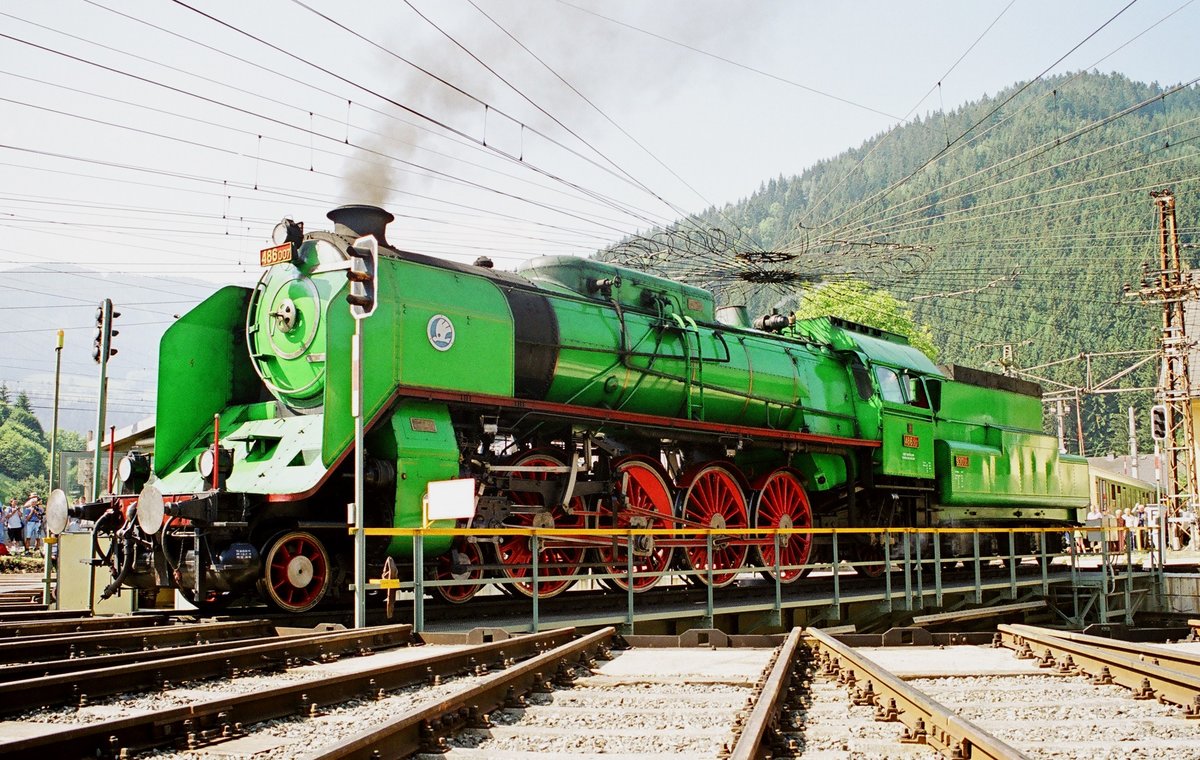 8.Juni 2003, im österreichischen Selzthal findet das zweite Dampflokfest statt. Skoda-Lok 486.007 der CSD (der  Grüne Anton ) kam mit einem Sonderzug und präsentiert sich jetzt auf der Drehscheibe.