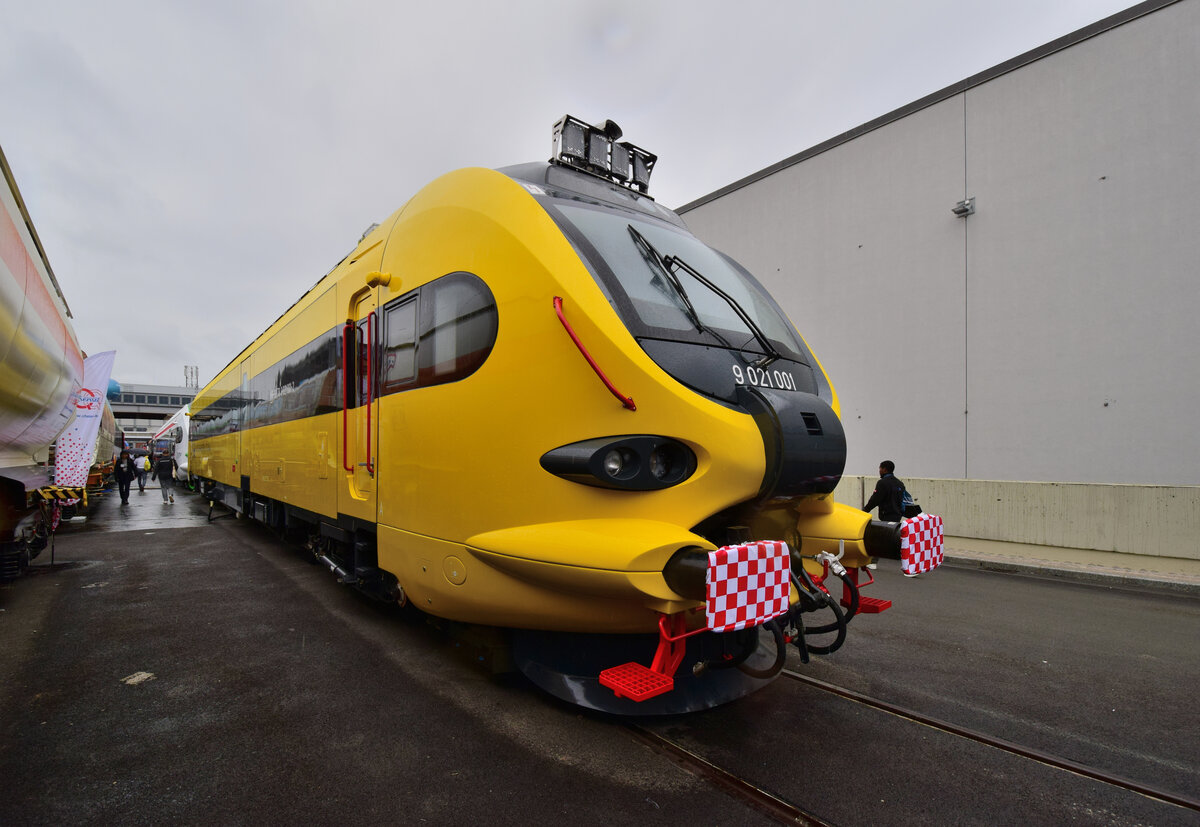 9 021 001 ist ein Messzug Prototyp aus dem Hause Koncar. Dieser ist mit viel Messtechnik ausgestattet und kann neben Spurweite und Gleislage wohl auch Schienenfehler erkennen.

Berlin 24.09.2024