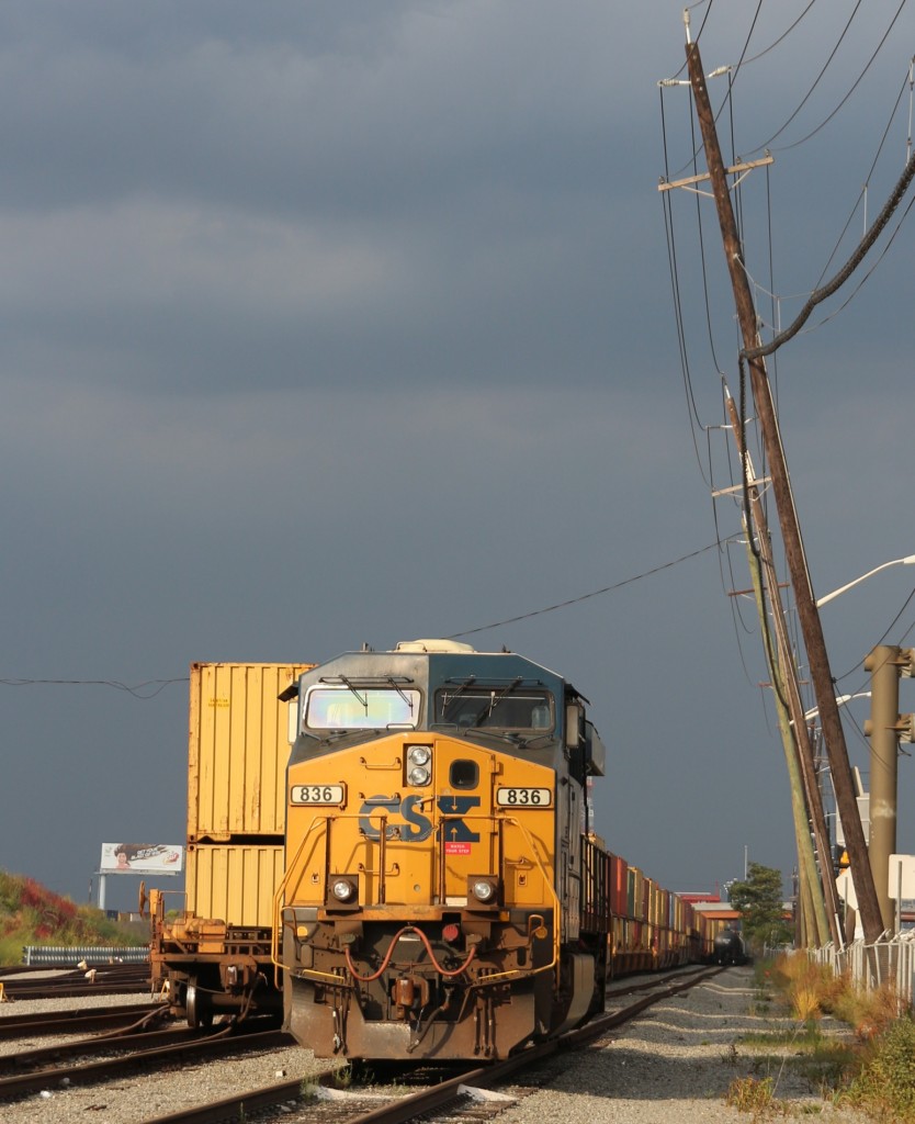 9-10-15 Newark, NJ, Port Elizabeth. CSX 836 vor nahender Gewitterfront abgestellt.