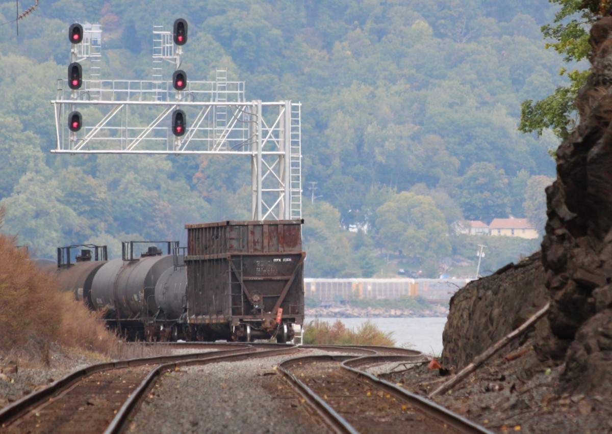 9-10-15 Stony Point, NY. Gemischter Güterzug norwwärts paaaiert Signalbrücke. Hudson River und vorderer Zugteil im Hintergrund. (Vom BÜ aufgenommen)