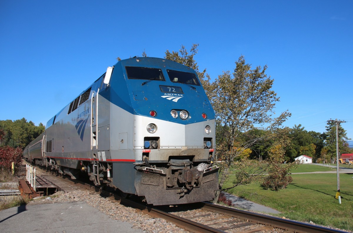 9-10-15 Westport, NY. Train 68 / Adirondack, aus Montreal mit Lok #72 bei der Einfahrt.