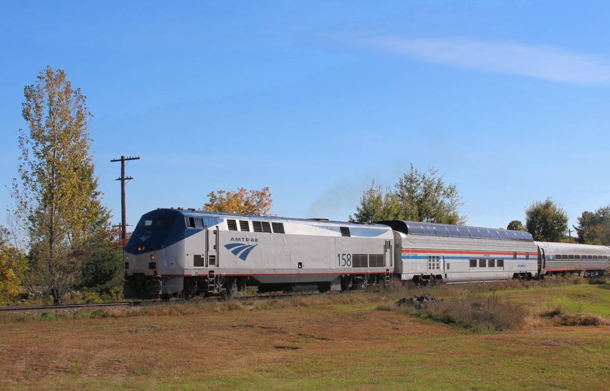 9-10-15 Westport, NY. Train 69 / Adirondack, nach Montreal, QC mit Lok #158 und Observationswagen bei der Ausfahrt