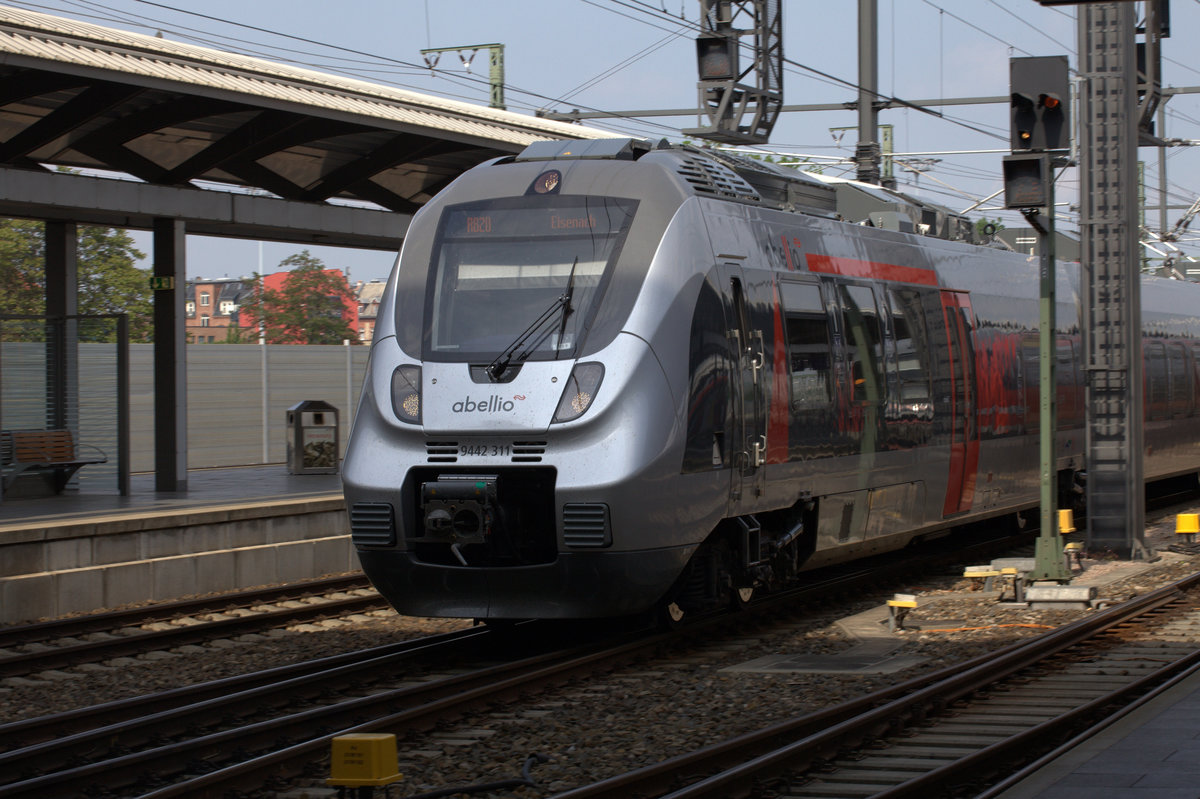 9 442 311 des Unternehmens Abellio, läuft,sich nicht in die Kurve legend, über die  in Abzweigung stehende Weiche in Erfurt Hbf ein. 28.05.2016 15:56 Uhr.
Das typische Gesicht der Baureihe 442 kommt gut zur Darstellung.