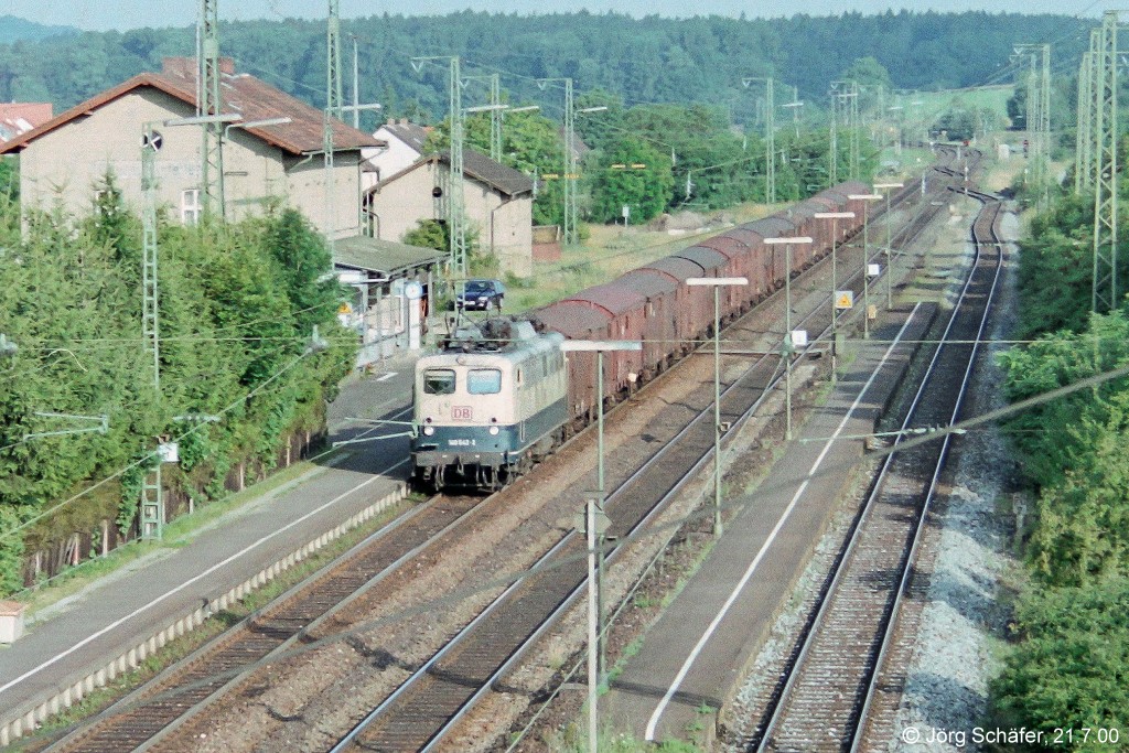 9 Jahre nach Bild 932104 zog die blau-beige 140 542 am Morgen des 21.7.00 einen Güterzug durch Oberdachstetten. Die auf Bild 932104 noch sichtbare Weiche vorne rechts war bereits verschwunden.