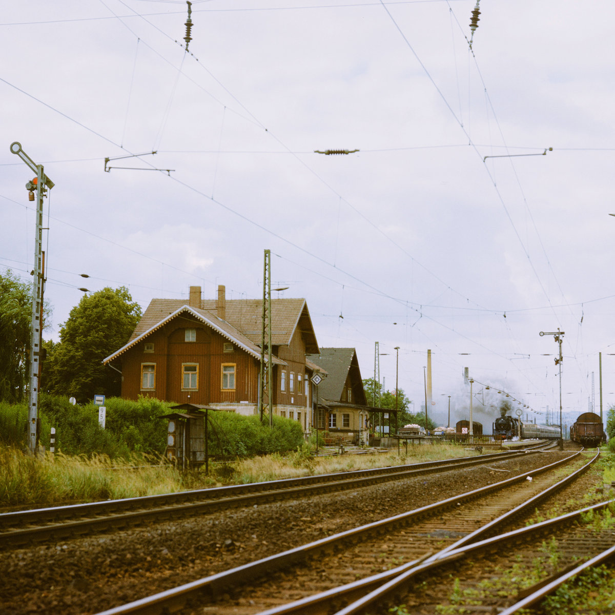 9. Juni 1985: Bahnhof Niederau an der Strecke Dresden - Leipzig. Das Gebäude gilt als das älteste, noch im Originalzustand erhaltene Bahnhofsgebäude Deutschlands. Die Lokomotiven 62 015 und 01 137 befördern einen Sonderzug.